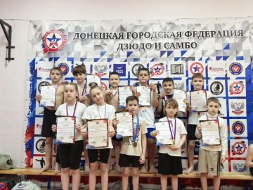 Коллектив Мироновской школы №10 поздравляет призеров открытого турнира по сумо и их тренера Кушнира Сергея Ивановича