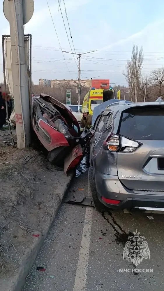 20-летний парень на скорости намотался на столб и застрял в машине в Макеевке