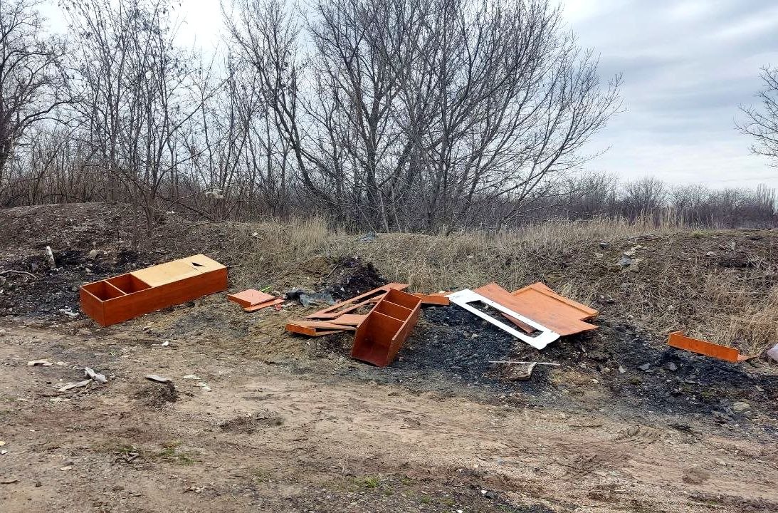 На окраинах Ждановки вновь образуются незаконные свалки