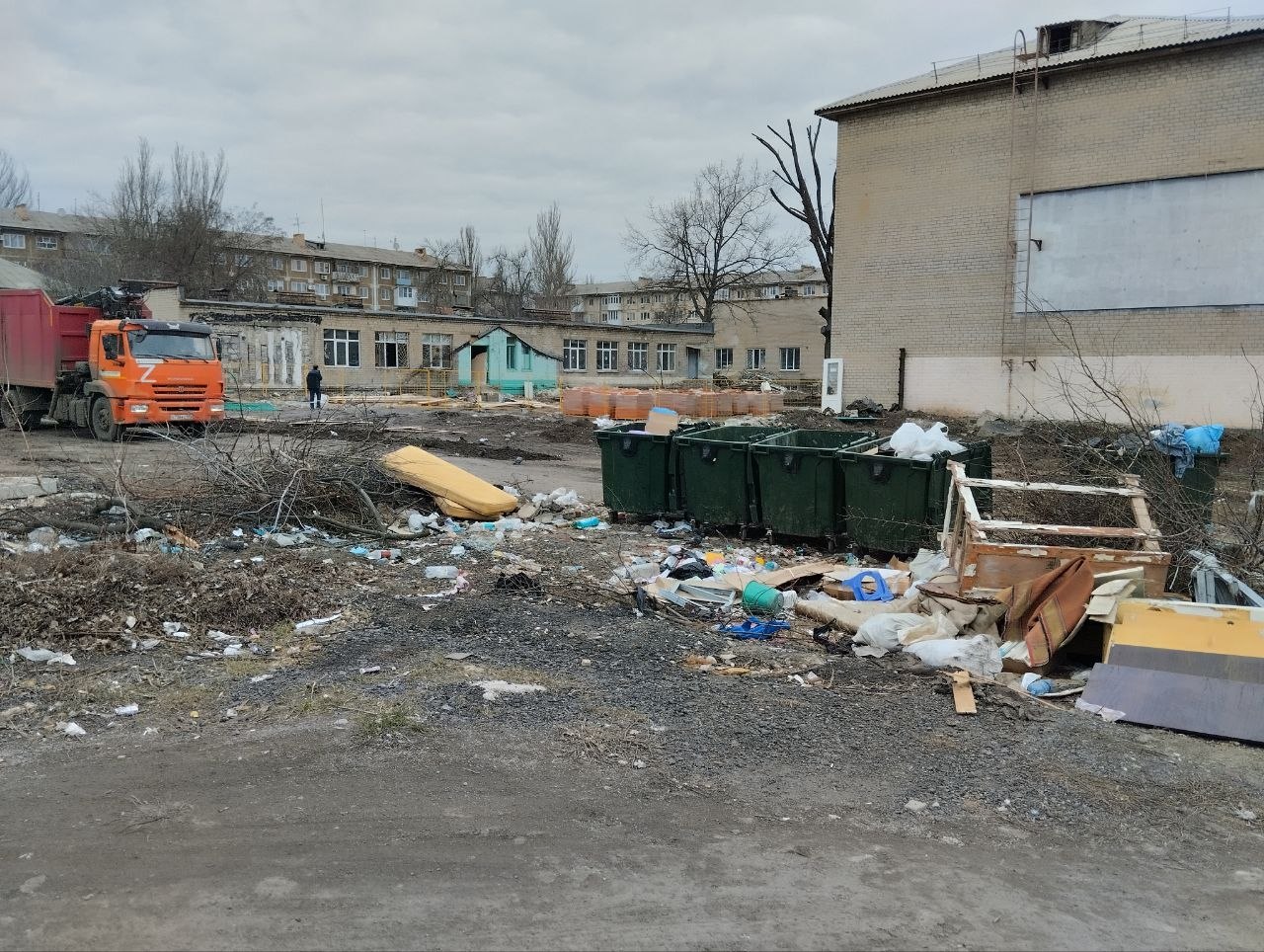 С целью приведения территории в надлежащее санитарное состояние в Кировском внутригородском районе выполнены работы по вывозу крупногабаритных накоплений мусора на контейнерных площадках по адресам: ул. Парижской Коммуны, д....