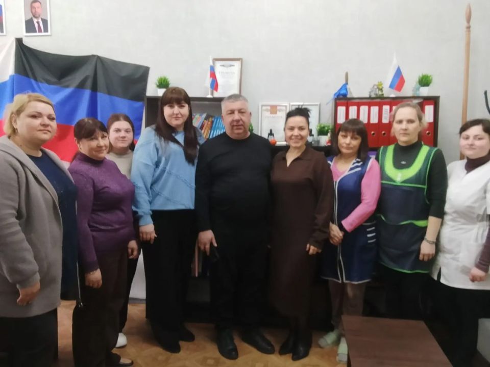 24 марта Роман Грицай, начальник Пелагеевского территориального отдела администрации городского округа Торез провел встречу с трудовым коллективом ГБОУ «Школа № 13 г.о. Торез»