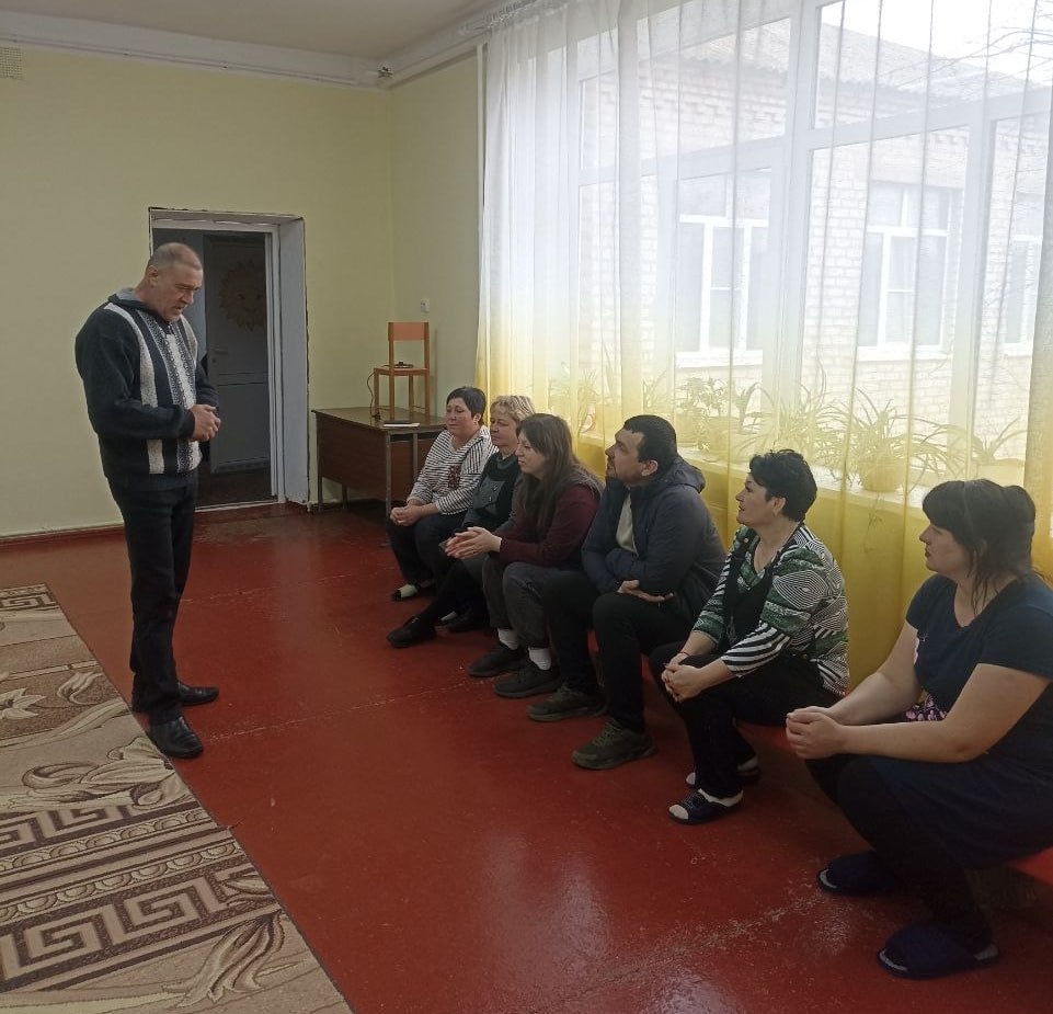 Сегодня начальник Староигнатьевского территориального отдела провел встречу с коллективом Староигнатьевский детский сад общеразвивающего вида "Колобок", расположенный в селе Староигнатьевка