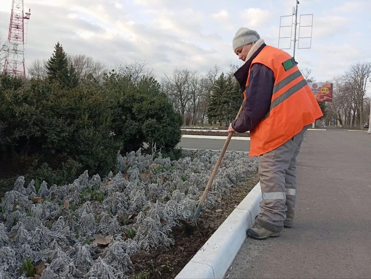 Цветники на площади Ленинского Комсомола готовят к летнему сезону