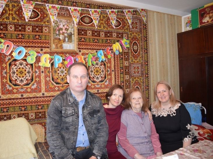 В Гаспре с 90-летним юбилеем поздравили ветерана труда Александру Щербакову