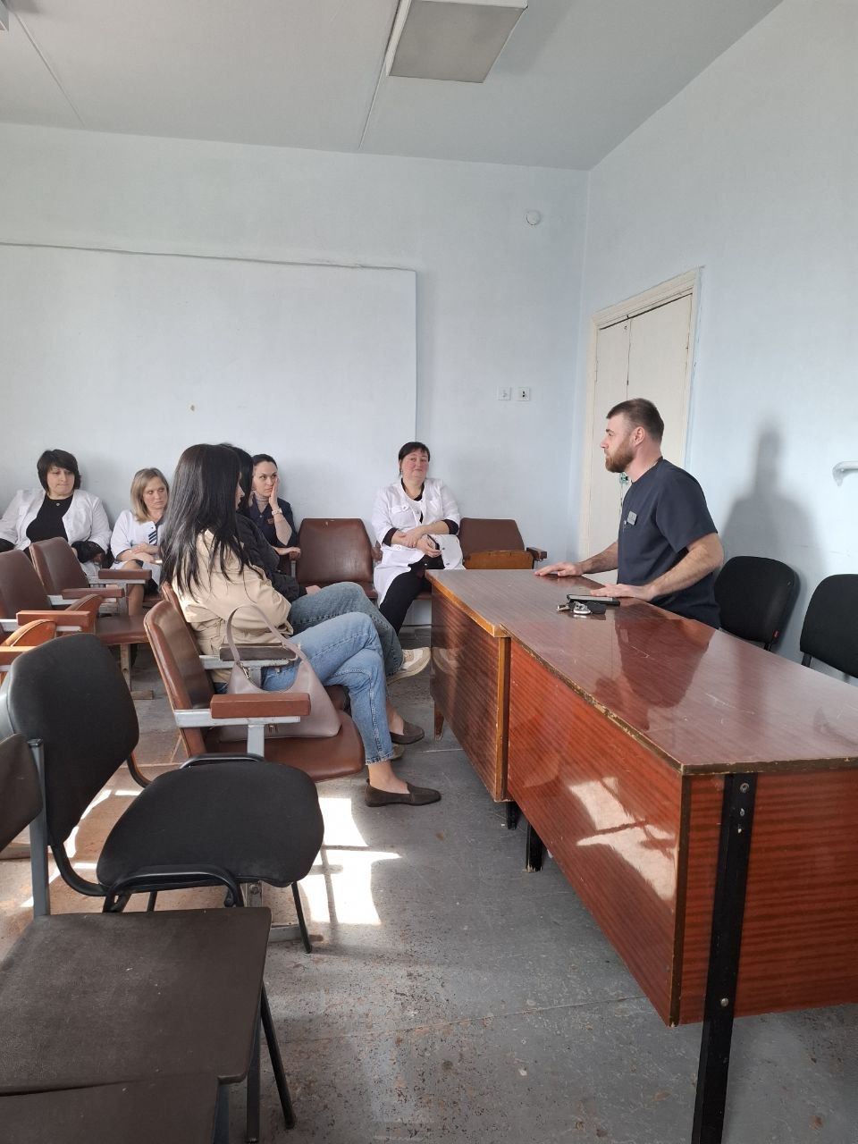 Депутат Старобешевского муниципального совета от Партии "ЕДИНАЯ РОССИЯ" Евгений Балабанов провел встречу с трудовым коллективом Старобешевской центральной районной больницы, осветив ключевые вопросы жизнедеятельности округа