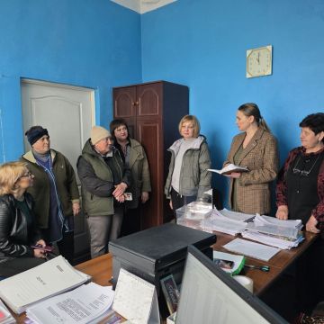 Депутат Старобешевского муниципального совета от партии «ЕДИНАЯ РОССИЯ» Светлана Клапша провела встречу с жителями села Петровское, на которой были обсуждены вопросы, касающиеся жизни населенного пункта