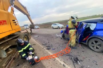 Грузовик и две легковушки столкнулись в Старобешевском районе: погибла водитель