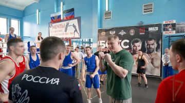 В ДНР звёзды бокса провели мастер‑класс для сотрудников Росгвардии (видео)