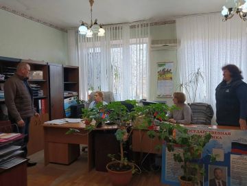 Председатель Дебальцевского городского совета Сергей Шульженко провел важную встречу, на которой были обсуждены насущные вопросы ремонта придомовых территорий в городе Светлодарск