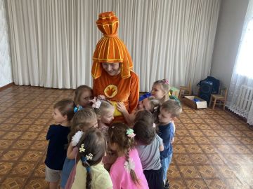 Сегодня, 26 марта, в ГБДОУ детский сад N°20 «Ромашка» культорганизатор Зугрэсского Дворца культуры - Богданова Светлана Витальевна провела игровую программу «В гости фиксика позвали»