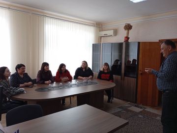 Первый заместитель главы администрации Амвросиевского муниципального округа Бутко Борис провел встречу с трудовым коллективом управления образования