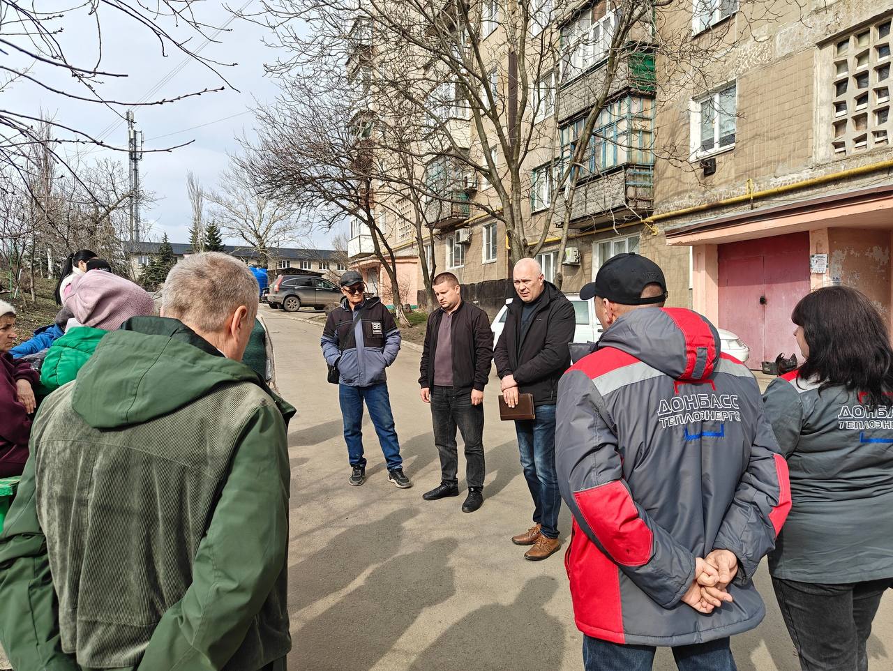 По партпроекту Единой России «Донбасс - наш дом» партийцы Снежного обсудили актуальные вопросы ЖКХ и развитие территориального общественного самоуправления