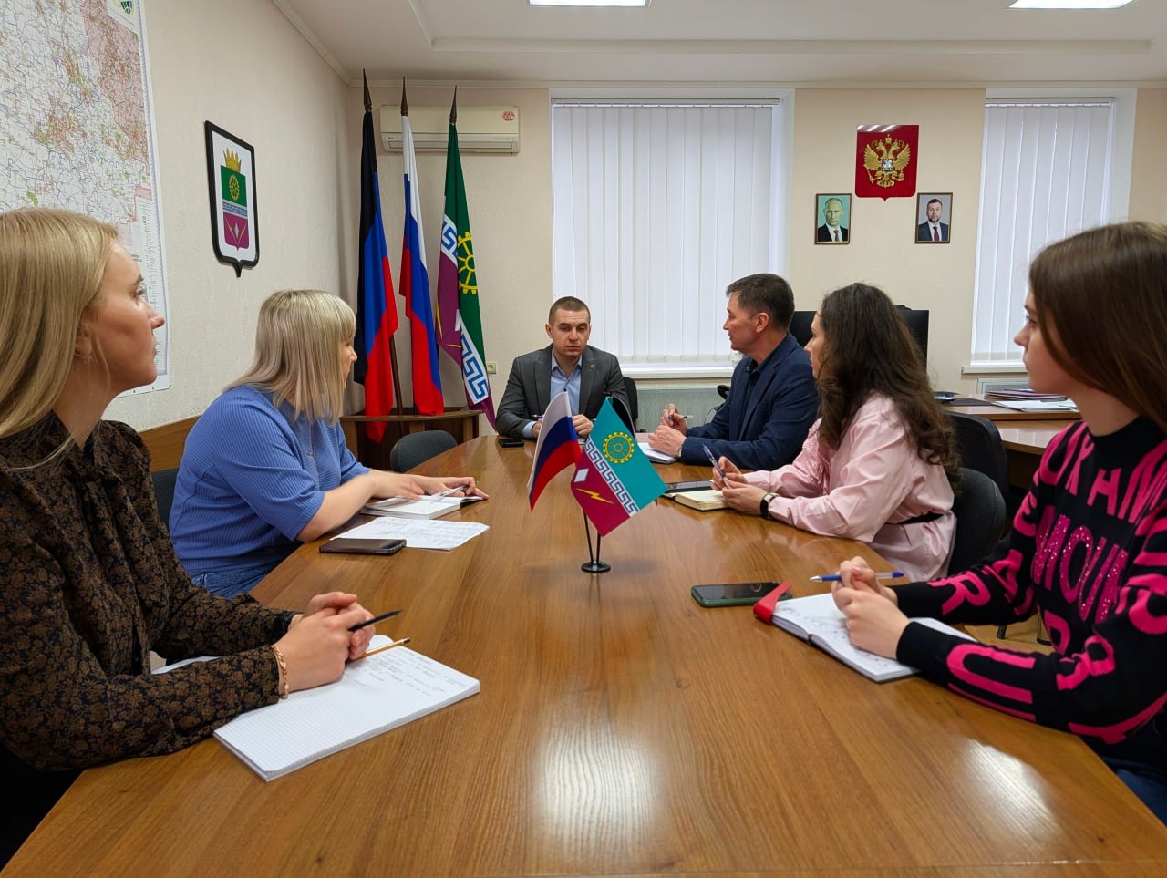 Врип главы муниципального образования Старобешевский муниципальный округ Алексей Черкашин провел оперативное совещание, на котором обсудили ключевые вопросы округа