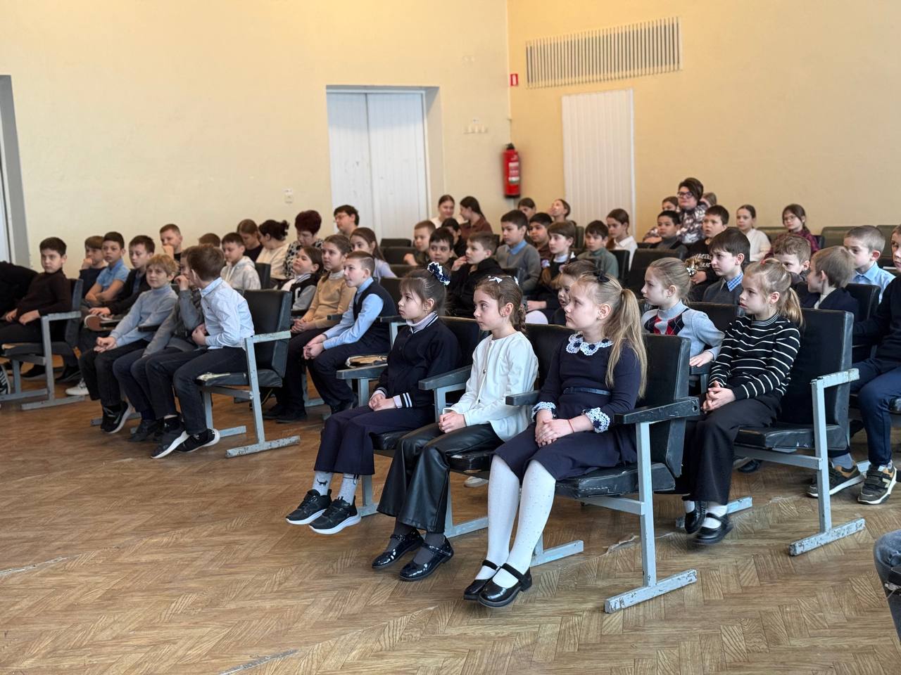 В рамках партийного проекта "Безопасные дороги" главный специалист отдела молодежной политики Администрации городского округа Харцызск Анна Христофорова провела лекцию с обучающимися младшего школьного звена в ГБОУ "СШ №...