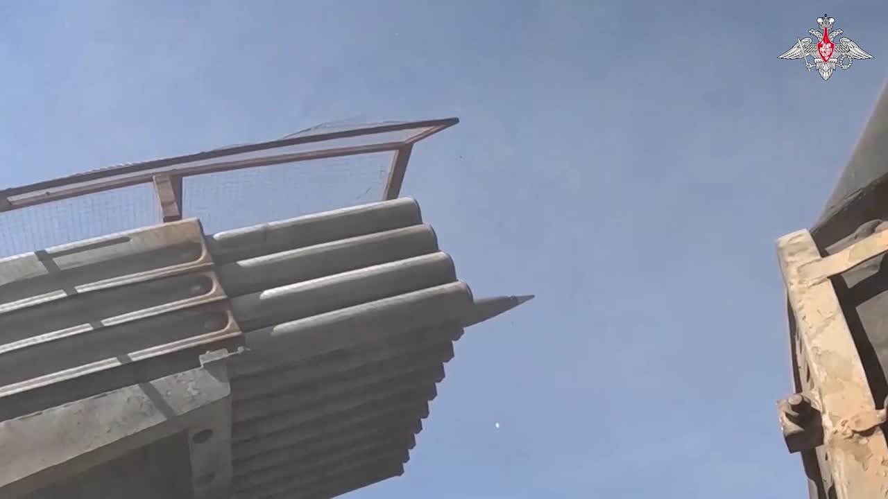 Минобороны России: Расчеты РСЗО «Град» 74-й отдельной гвардейской мотострелковой бригады группировки «Центр» сорвали ротацию подразделений ВСУ, уничтожив личный состав, огневые точки и оборудованные позиции боевиков