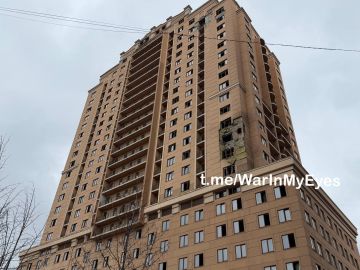 Последствия прилета ударного БПЛА самолетного типа в Ворошиловском районе Донецка сегодня днем