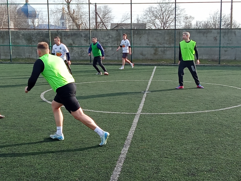 В Мангуше прошел футбольный матч между командой полицейских и сотрудниками администрации