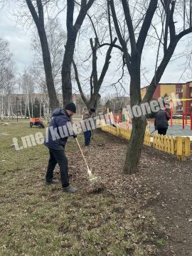 Сотрудники Дирекции парков продолжают работу по благоустройству территорий в рамках весеннего двухмесячника