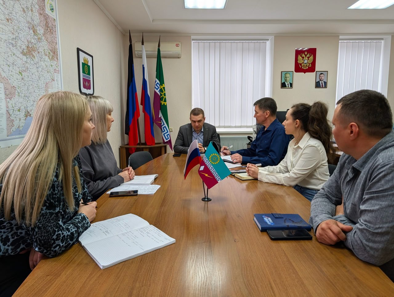 Врип главы муниципального образования Старобешевский муниципальный округ Алексей Черкашин провел оперативное совещание, на котором обсудили ключевые вопросы округа
