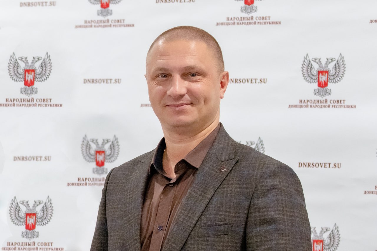 Сразу обратил внимание на отчество: руководитель аппарата Народного Совета ДНР стажирует Дмитрия Медведева
