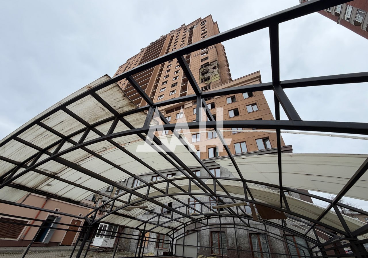 Несколько многоквартирных домов повреждены в центре Донецка при ударе дрона ВСУ