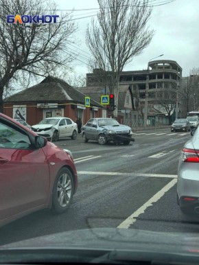 Три машины в разбились в смятку перекрёсте по проспекту Богдана Хмельницкого