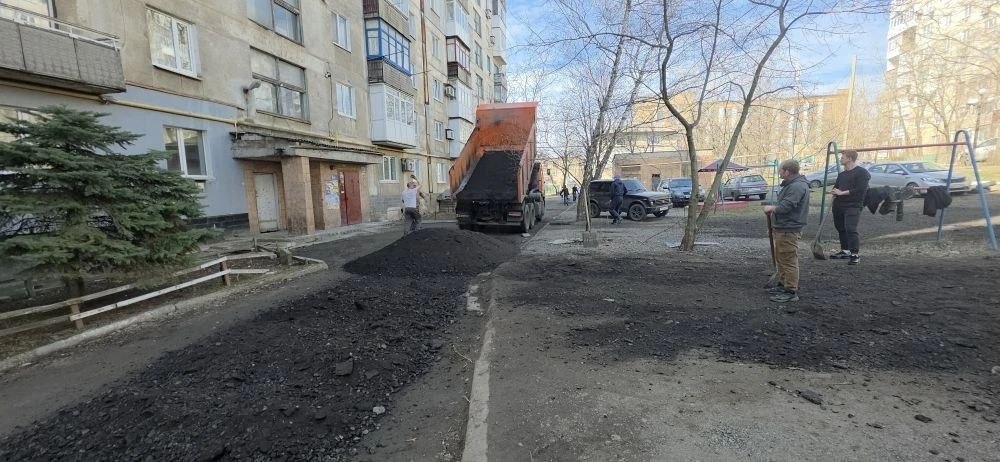 Единство в действии: в Торезе благоустроили двор по просьбе ветерана СВО