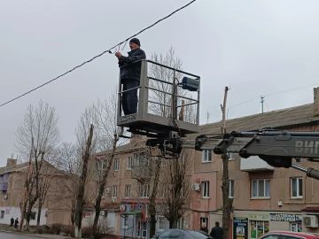 В Кировском коммунальщики восстанавливают работу уличного освещения