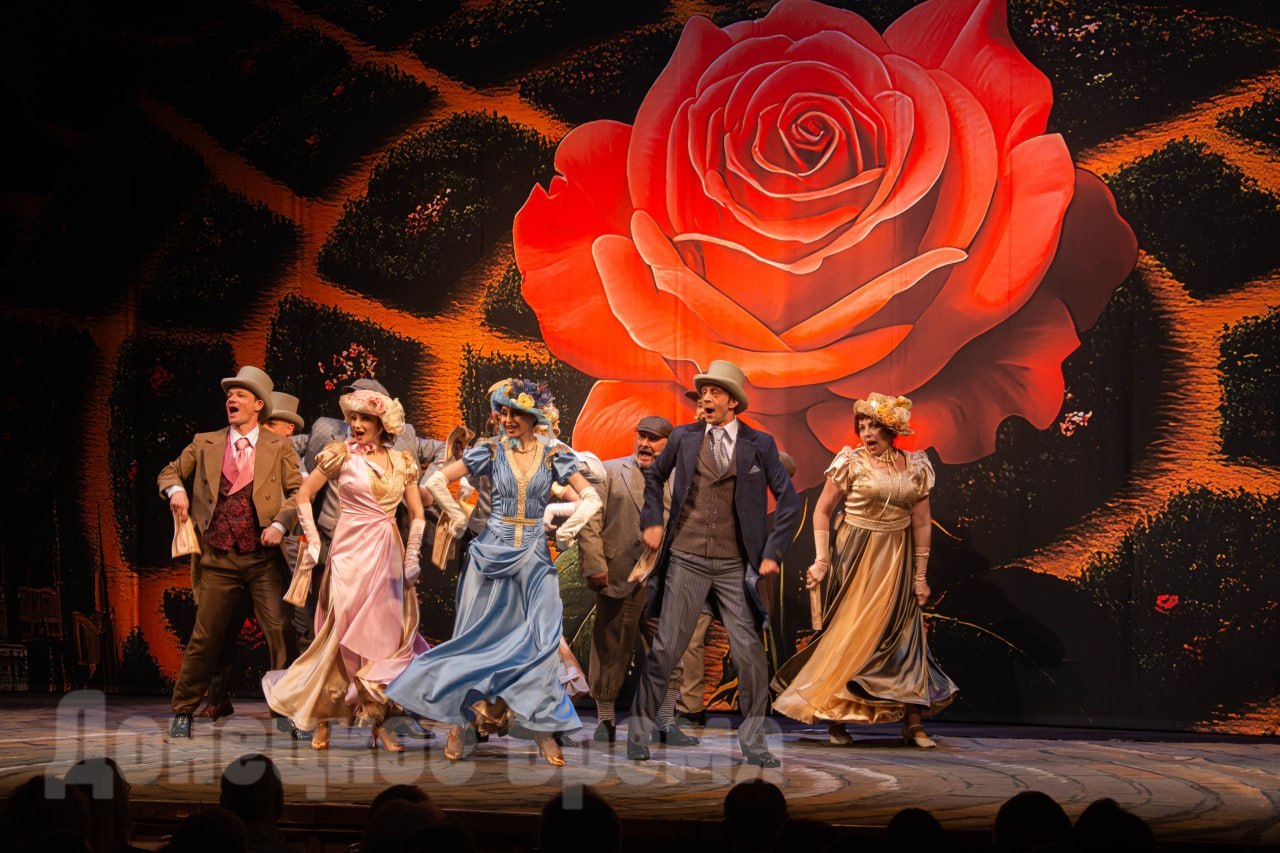 Много динамики и музыкальных номеров: в Донецкой муздраме состоялась премьера спектакля “Донна Роза”