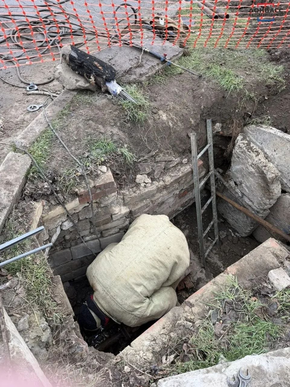 АВАРИЙНО-ВОССТАНОВИТЕЛЬНЫЕ РАБОТЫ НА ТЕПЛОТРАССЕ КОТЕЛЬНОЙ «70 КВАРТАЛ» В ФИЛИАЛЕ «ЕНАКИЕВОТЕПЛОСЕТЬ»