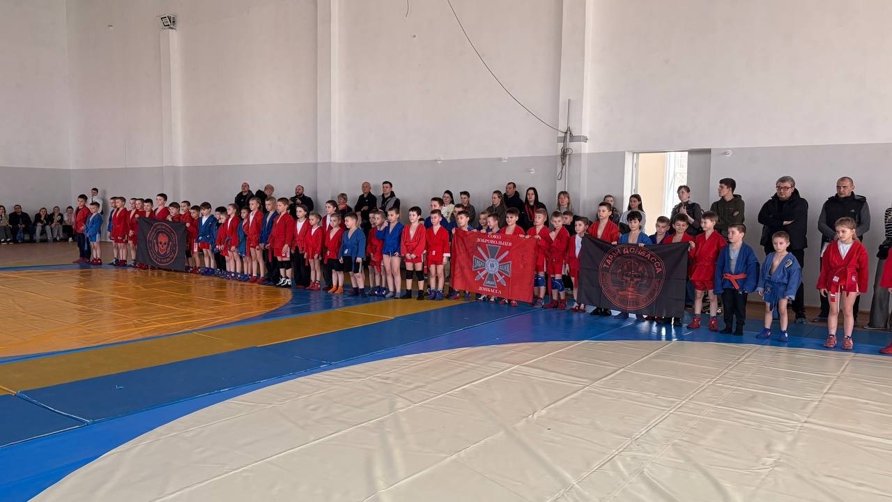 28 марта в спортивном зале МБУ ДО "СШ №2 г.о. Торез" состоялось Открытое первенство города по самбо среди юношей и девушек 2018-2019 г.р. и 2016-2017 г.р. в различных весовых категориях