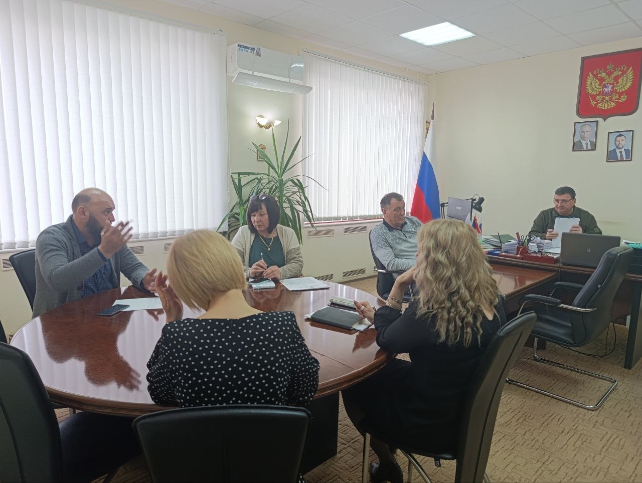 В ходе рабочего совещания в администрации Амвросиевского муниципального округа, обсудили работу, проводимую по обращениям граждан