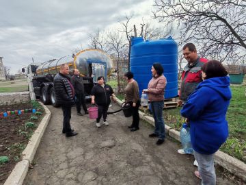 Сегодня, 30 марта, по поручению Главы Республики Дениса Пушилина, Председатель Торезского городского совета Александр Казмерчук проконтролировал подвоз воды в ранее установленную емкость по адресу: пр. Гагарина, 157 (район 6...