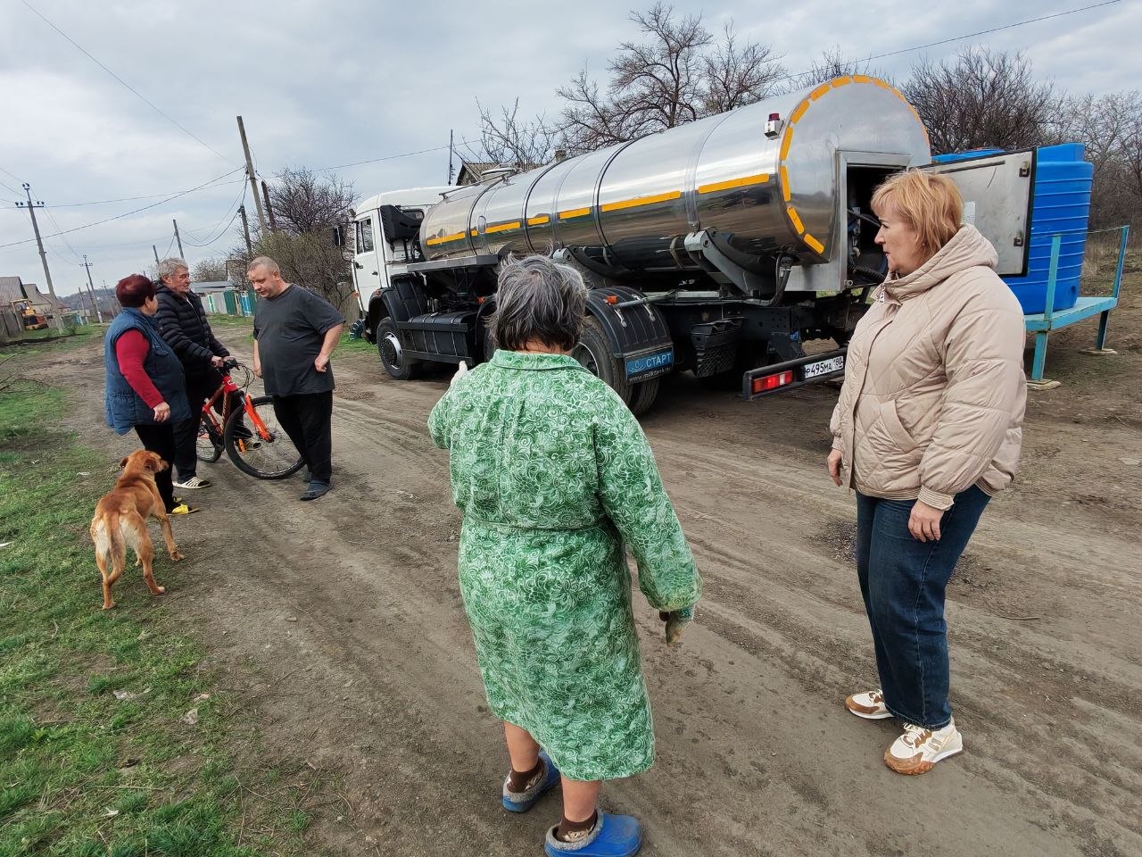 Сегодня, 30 марта, депутат Торезского городского совета Елена Жирова проконтролировала подвоз воды в ранее установленную ёмкость по улице Глеба Успенского и провела встречу с жителями улицы