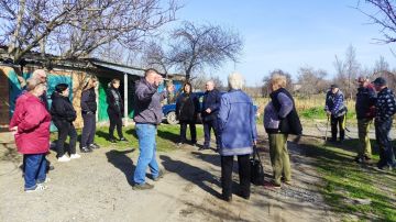 Начальник Комсомольского территориального управления Людмила Морщ совместно с депутатом Народного совета Сергеем Дмитриевым провели встречу с гражданами города Комсомольское