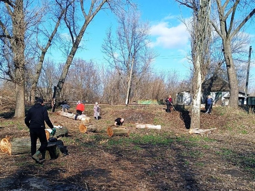 В Шахтерском округе жители продолжают присоединяться к субботникам