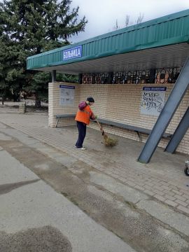 Александр Пеняев: С заботой об округе. В понедельник работники Ясиноватского ЖЭКа продолжили наводить порядок на улицах Ясиноватой и Авдеевки