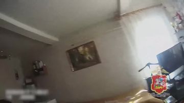 В Подмосковье полицейские спасли на пожаре девочку и помогли жильцам вынести вещи из горящего дома