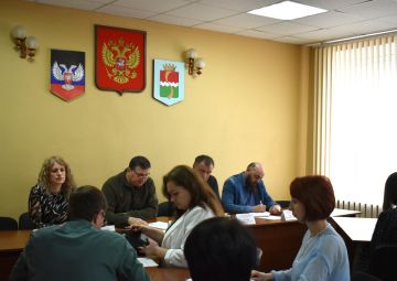 На еженедельном аппаратном совещании с начальниками управлений, отделов, секторов администрации округа и руководителями учреждений рассмотрели ряд вопросов