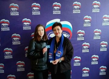 Новый участник Всероссийской политической партии «Единая Россия» получил партийный билет