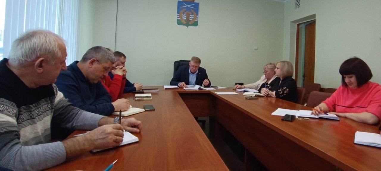 Сергей Юзвинкевич: Сегодня провёл расширенное аппаратное совещание с начальниками отделов и структурных подразделений Администрации Володарского МО, руководителями предприятий, территориальных подразделений министерств и...