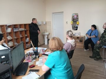 31 марта заместитель главы администрации городского округа Дебальцево Валерий Бессараб посетил с рабочим визитом пгт Луганское, где встретился с коллективом амбулатории первичной медико-санитарной помощи