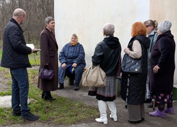 Иван Адамец: Елена Строганова, заместитель руководителя управы Куйбышевского района, встретилась с жителями дома № 44 на улице Целиноградская