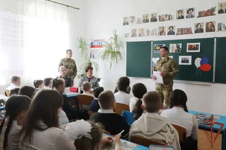 Росгвардейцы провели урок мужества для учеников одной из старейших школ ДНР