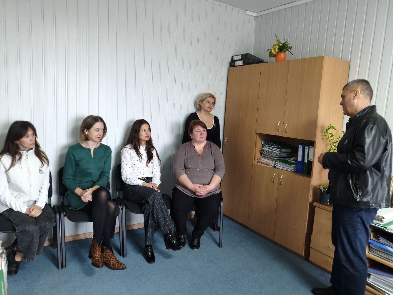 Сегодня депутат Тельмановского муниципального совета Сергей Мелащук провел встречу в трудовом коллективе отделения социальной защиты населения № 28 - Филиала ГБУ ДНР «Республиканский центр социальной защиты населения»