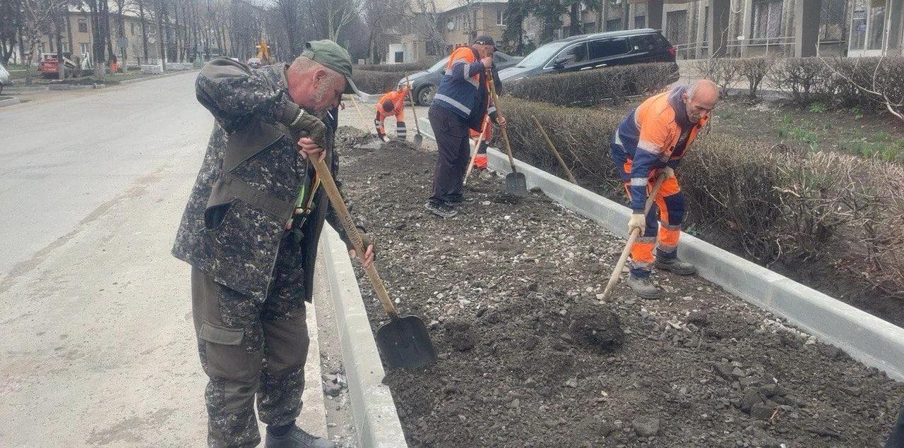 Сергей Желновач: Хабаровский край благоустраивает пешеходные дорожки на улице Ленина в Дебальцево