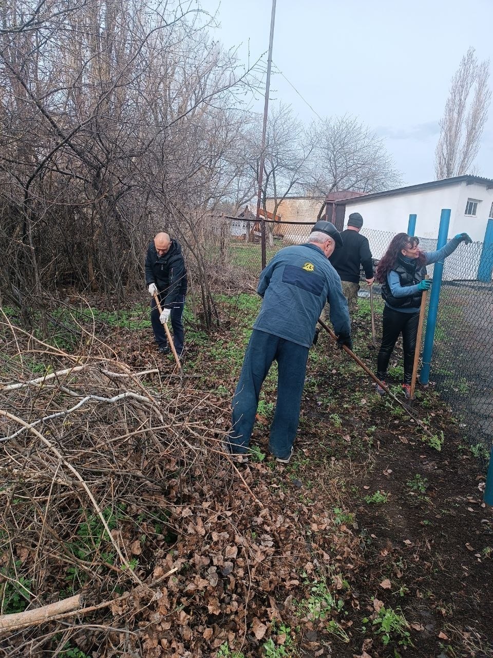 Сегодня сотрудники МБУ" ЦКИД" по партийному проекту "Чистая страна" провели экологический субботник, разделившись группами, в поселке 8 Марта и на центральной площади города