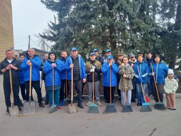 Наталья Великодная: Сегодня с огромным удовольствием стала участницей субботника, организованного в рамках проекта «Единой России» «Городская среда», регионального проекта «Донбасс — наш дом» и акции «Зелёный Донбасс»
