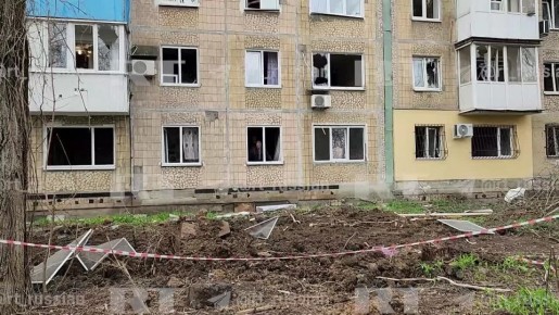 Пострадали два человека, почти всё здание осталось без окон, покорёжены балконы