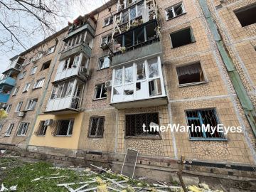 Последствия прилета ударного БПЛА в Буденовском районе Донецка сегодня днем